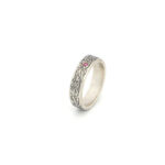 Anillo de plata con textura y piedra rubí de Mon Joies: una joya elegante y sofisticada que combina la durabilidad de la plata de ley con la vibrante belleza del rubí. Ideal para ocasiones especiales y uso diario.