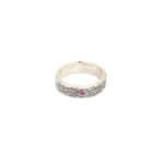 Anillo de plata con textura y piedra rubí de Mon Joies: una joya elegante y sofisticada que combina la durabilidad de la plata de ley con la vibrante belleza del rubí. Ideal para ocasiones especiales y uso diario.