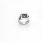 Anillo de plata texturizada y piedra zafiro