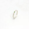 Anillo de plata con textura y piedra esmeralda/maragda: una joya elegante y sofisticada con plata de ley y una esmeralda deslumbrante. Perfecta para ocasiones especiales y uso diario.