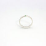 Anillo de plata con textura y piedra esmeralda/maragda: una joya elegante y sofisticada con plata de ley y una esmeralda deslumbrante. Perfecta para ocasiones especiales y uso diario.